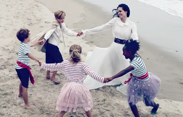 Картинка песок, море, дети, берег, платье, актриса, брюнетка, Анджелина Джоли