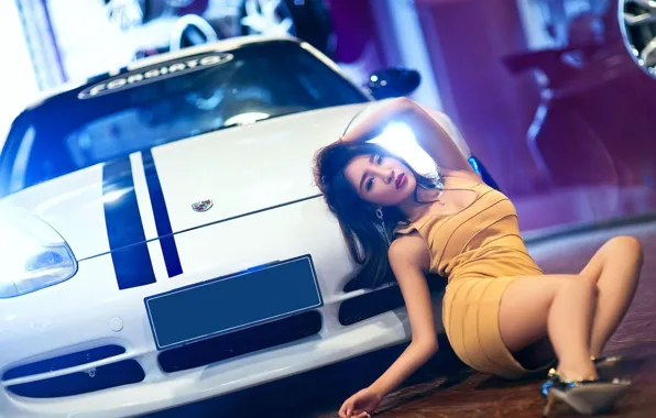 Картинка взгляд, Девушки, Porsche, азиатка, красивая девушка, белый авто, позирует над машиной