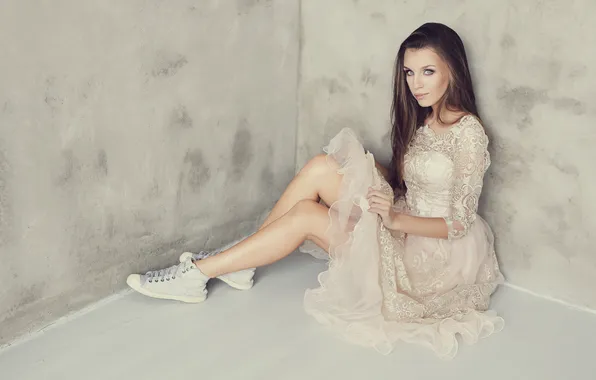 Картинка girl, dress, legs, beautiful, model, pretty, long-haired, sneakers