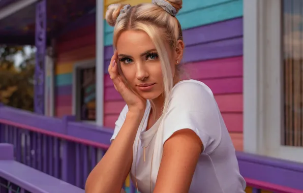 Девушка, футболка, блондинка, girl, причёска, крыльцо, blond