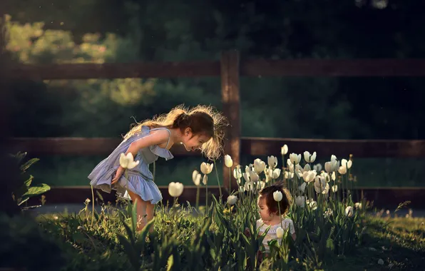 Картинка цветы, природа, дети, девочки, игра, весна, тюльпаны, Марианна Смолина