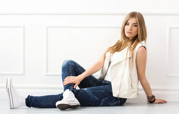 Woman, beautiful, model, pretty, jeans, sneakers