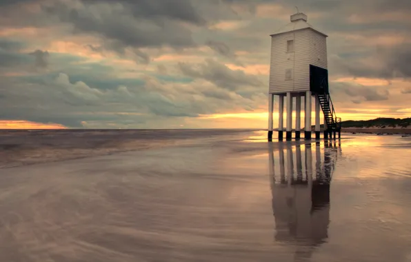 Картинка море, небо, облака, закат, тучи, берег, маяк, Англия