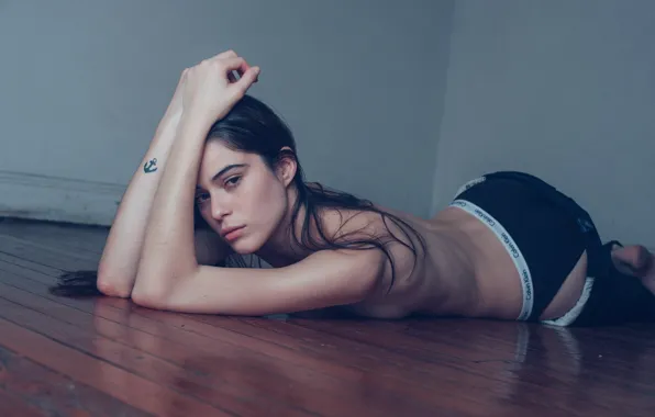 Взгляд, модель, брюнетка, красивая, лежит на полу, Carolina Garzon, Каролина Гарзон