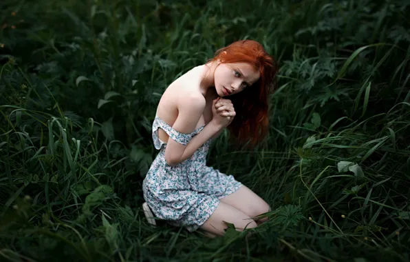 Картинка трава, веснушки, прелесть, рыжеволосая, плечо, беззащитность, Георгий Чернядьев, Defencelessness