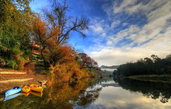 Картинка осень, небо, облака, деревья, горы, река, лодка, США