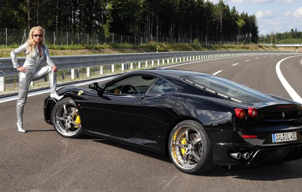 Девушки, Блондинка, Красивая девушка, Стоит возле черного авто Ferrari, нога на колесе, на трассе