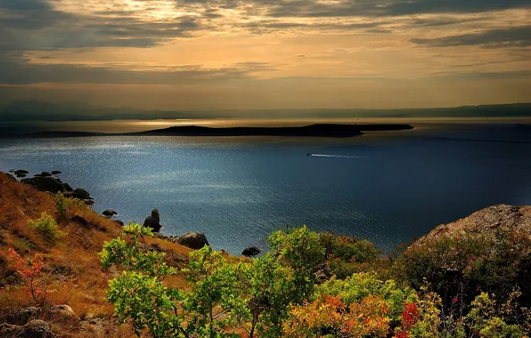 Картинка море, горы, камни, лодка, Черное, кусты, Крым