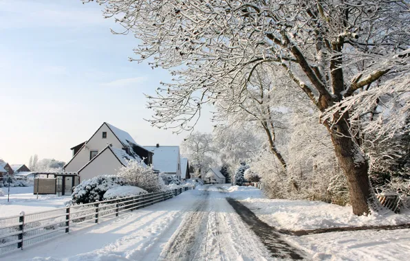 Картинка дорога, солнце, снег, деревья, следы, забор, вид, дома