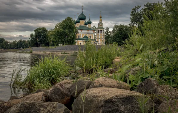 Картинка трава, вода, пейзаж, природа, город, камни, Углич, Спасо-Преображенский собор