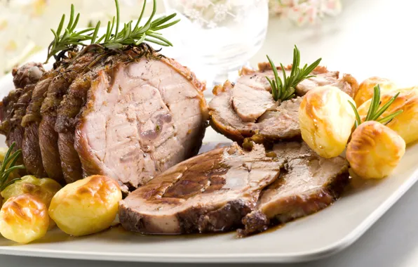 Мясо, розмарин, картофель, буженина