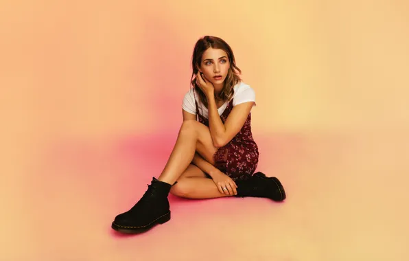 Взгляд, фон, портрет, актриса, шатенка, позирует, сидя, Emily Rudd