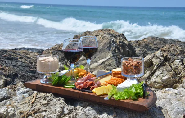 Море, камни, вино, еда, бокалы, пикник