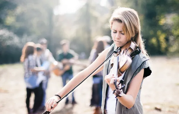 Девушка, люди, скрипка