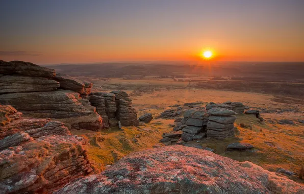 Поле, закат, камни