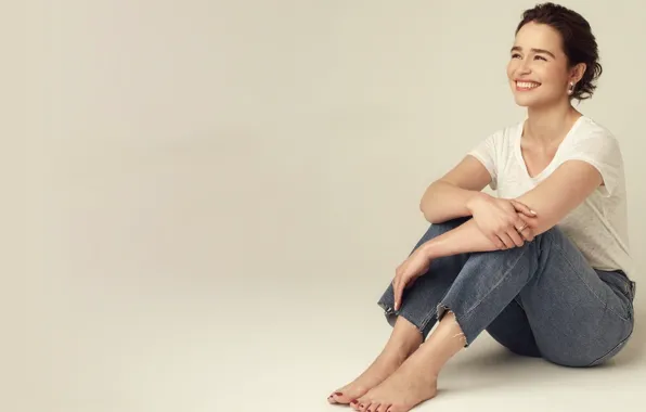 Джинсы, босиком, актриса, футболка, красивая, Emilia Clarke, Эмилия Кларк, смеётся