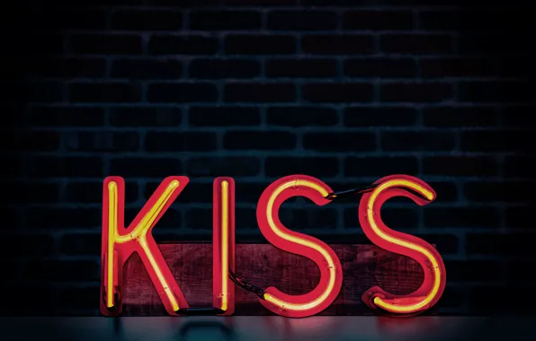 Kiss, неоновая подсветка, неоновая вывеска