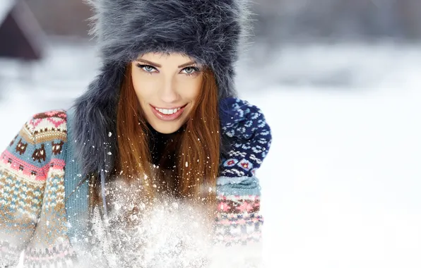 Картинка зима, взгляд, девушка, снег, радость, улыбка, шапка, свитер