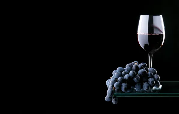 Картинка стекло, отражение, вино, красное, бокал, виноград, гроздь, полка