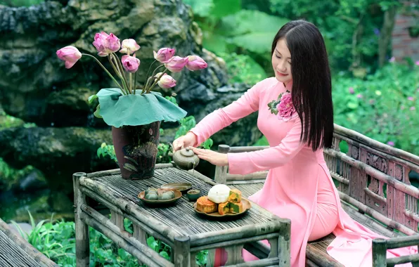 Картинка девушка, цветы, улыбка, чай, платье, сидит, столик