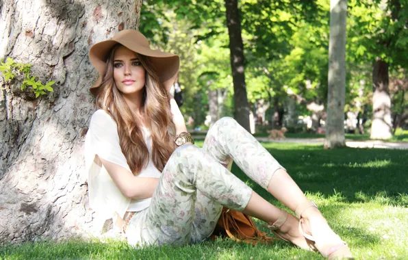 Картинка трава, взгляд, деревья, природа, модель, шляпа, сидит, Clara Alonso