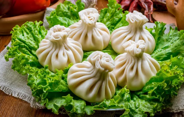 Салат, хинкали, грузинская кухня