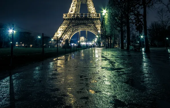 Картинка ночь, огни, Франция, Париж, фонари, лужи, Эйфелева башня