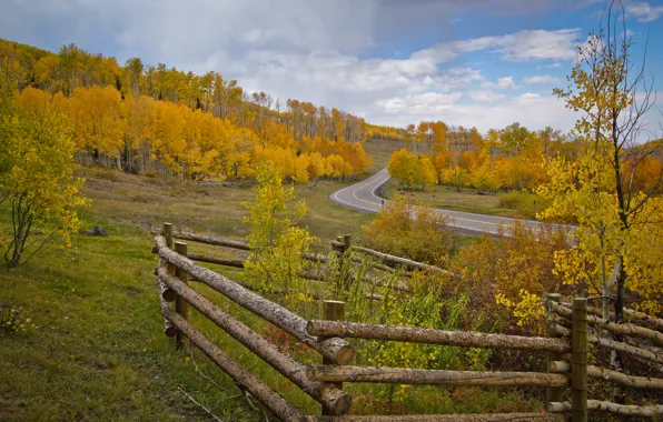 Картинка дорога, осень, небо, деревья, забор, склон
