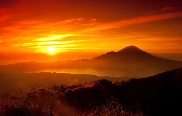 Картинка лес, солнце, закат, горы, оранжевый, озеро, жёлтый