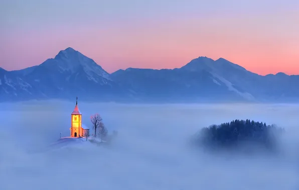 Горы, огни, туман, церковь