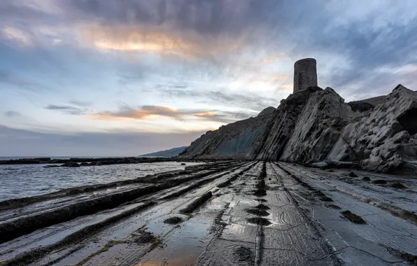Море, берег, башня