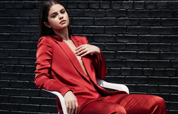 Картинка сидит, знаменитость, Selena Gomez, красный костюм