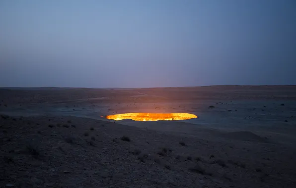 Картинка небо, огонь, пустыня, газ, кратер, сумерки, Туркменистан, Дарваза