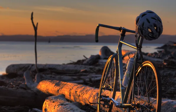 Картинка велосипед, берег, бревна, шлем