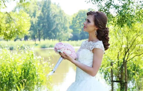 Зелень, взгляд, девушка, свет, цветы, поза, улыбка, пруд