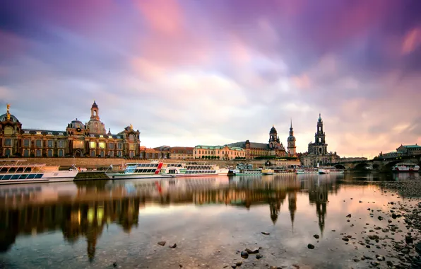 Картинка город, река, здания, пристань, лодки, утро, Германия, Дрезден