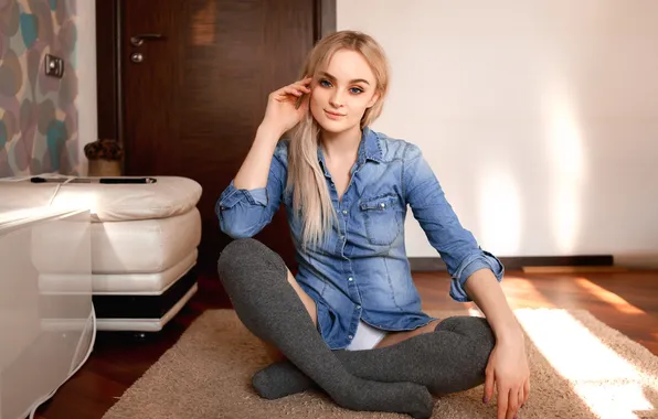 Картинка long hair, blue eyes, model, women, blonde, smiling, sitting, on the floor