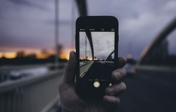 Картинка облака, пейзаж, закат, мост, фотография, iPhone, рука, автомобили