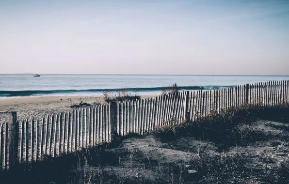 Картинка море, берег, забор