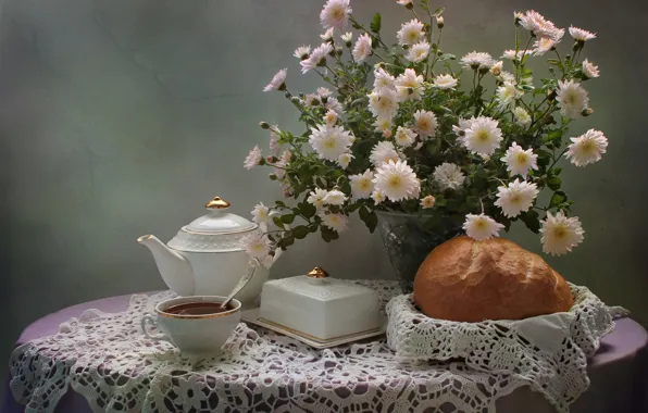 Цветы, стол, чай, чайник, хлеб, ложка, чашка, ваза
