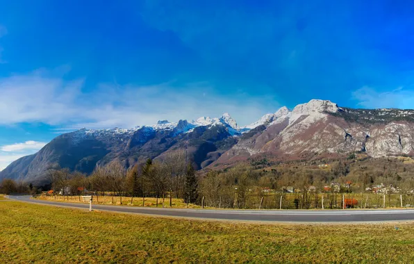 Картинка дорога, небо, трава, деревья, горы, забор, дома, Словения