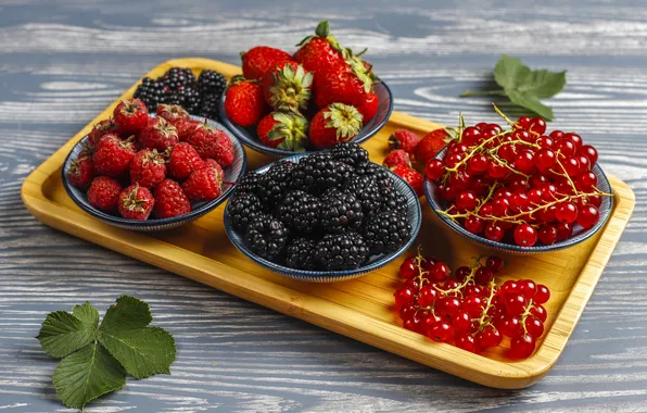 Листья, ягоды, малина, доски, клубника, серый фон, красная, разные