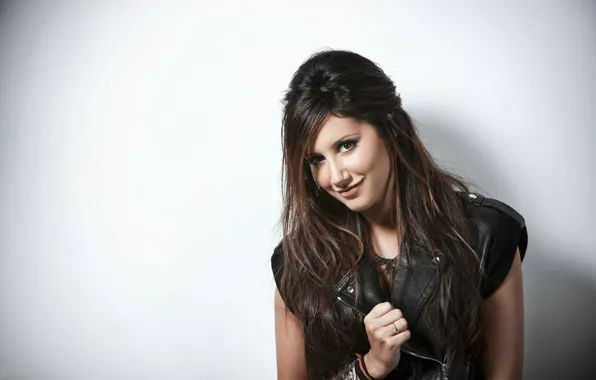 Улыбка, волосы, брюнетка, Ashley Tisdale, Эшли Тисдейл, кожанная куртка