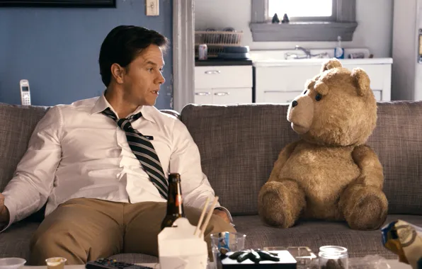 Картинка диван, медведь, Марк Уолберг, Mark Wahlberg, Ted, Третий лишний, John Bennett