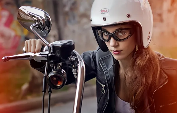 Картинка взгляд, девушка, лицо, волосы, очки, мотоцикл, шлем, кожаная куртка