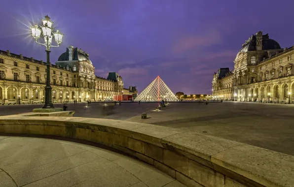 Картинка ночь, Франция, Париж, Лувр, пирамида, фонарь