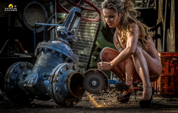 Картинка Woman, chains, working, sparks, grinder, wrench Sluice