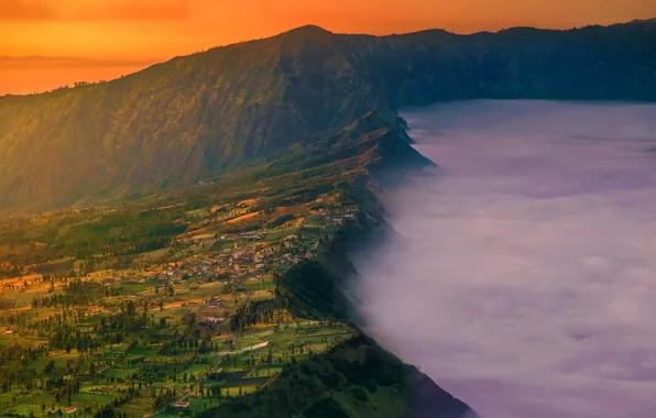 Картинка туман, дома, деревня, Индонезия, зарево, гора Бромо, остров Ява, Cemoro Lawang