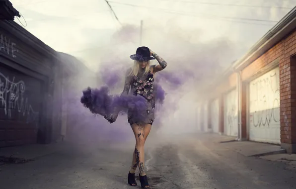 Картинка девушка, дым, тату, Purple Stuff