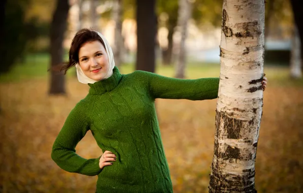 Картинка осень, девушка, улыбка, брюнетка, зелёный, берёза, платок, свитер